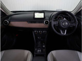 【インパネ周り】視界がよく運転しやすい設計となっております。インパネ周りもすっきりと洗練されたデザインで高級感が溢れています。日々のドライブを飽きさせません。
