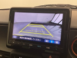 リバースギアに入れるだけで後方の表示へ切り替わります。夜間や雨の日の駐車も楽になりますよ。
