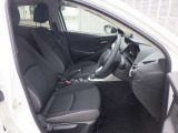 ドライバーの運転姿勢と快適性を追求したマツダのシートづくり。骨盤を安定させることで、ドライバーの自然な動きをサポートし、疲れにくいシートを実現しています。