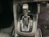 CVT車のセレクトレバーです。低速から高速まで、変速ショックのないスムーズな走りと、エンジン効率のよい領域を維持して燃費にも貢献します。サイドブレーキはスイッチ操作の電子制御パーキングブレーキです。