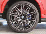 【BMWアロイホイル】軽量かつ強度に拘ったアロイホイル。走行性能ポテンシャルを引き出す設計。車の足元を引き締めてくれる大きなポイントはアロイホイルです。