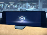 【12.3インチマツダコネクト】車内の雰囲気にマッチした大型ディスプレイ。スマホ接続でのナビ使用やBluetooth再生等、様々な機能が楽しめます。直感的なダイヤル操作が可能で、使い勝手も良好です。