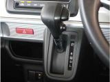 【シフトレバー】シフトもとても操作しやすいデザインになっております。運転する人の事を第一に考えた操作性の高い仕様です。