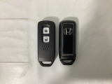 スマートキーを装備しています。鍵を差し込むことなくドアロックの開け閉めと、スタートボタン操作でのエンジンスタートができます。スペアキーも同じものを用意しております。