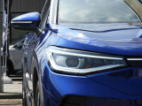 【IQ.LIGHT】 対向車や先行車のドライバーを眩惑することなく、前方の路面と路肩を広範囲に明るく照らすことができるマトリックスLEDヘッドライトを装備。快適なドライブをアシストします。