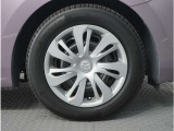 【ホイールキャップ】車に良く似合う純正ホイールキャップが装備されています。各種Aftermarketアルミホイールや、スタッドレスタイヤも取扱いしております。是非ご相談ください。
