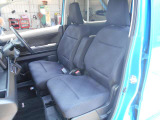ひじ掛けを倒せば、助手席側から運転席へのアクセスも可能なベンチシートタイプ。様々な利用シーンで活用いただけます。