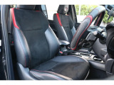 運転席は体をしっかり固定してくれる立体感のあるシートになっております!