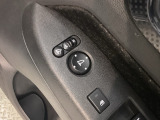 狭い駐車場で便利な電動格納ドアミラーが付いています。