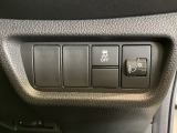ハンドルの右側にはヘットライトリベライザーとHondaセンシング用のVSA解除スイッチなどがついています。ヘッドライトリベライザーは道路状況や積荷の加重に応じてライトの高さを調節できます。