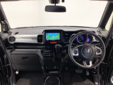 【前方視界】開放的な前方視界!運転がしやすく疲れにくいです♪窓が大きく、見通しがとっても良いおクルマですよ♪