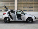 「SKYACTIV-BODY」っていう特別な技術で、車が軽くて丈夫なんだって。ぶつかってもつぶれにくいから、ママもぼくもケガしにくいらしいよ。
