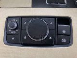 手元には運転姿勢を崩さずに操作していただける、ロータリーコマンダースイッチが装備されております。