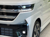 【LEDヘッドライト】悪天候や夜間走行時も良好な視界を確保し安心して運転できる高輝度LEDヘッドライトを装備!点灯速度が早く、消費電力も抑えられています。