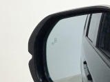 斜め後ろに存在する車を探知。その方向のドアミラー鏡面上にマークを表示し、存在をお知らせしてくれます。また、その方向にウインカーを操作すると、マークの点滅と警告音で注意を促します!