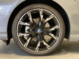 BMWの純正アロイホイールは軽量かつ強度にも優れているホイールで走行性能を引き上げる設計になっております。足元にもBMWは妥協がなくこだわっている個所になります。
