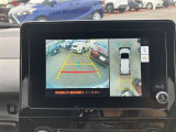 パノラミックビューモニター付きです。車両を上から見たような映像をディスプレイオーディオ画面に表示。運転席からの目視だけでは見にくい、車両周辺の状況をリアルタイムでしっかり確認できます。