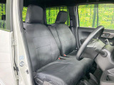 運転席まわりには十分なスペースがあり、大柄な方でもゆったり運転していただける環境です。