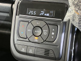 【オートエアコン】一度お好みの温度に設定すれば、車内の温度を検知し風量や温度を自動で調整。暑い…寒い…と何度もスイッチ操作をする必要はありません。快適な車内空間には必須の機能ですね♪