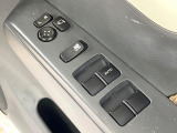 【電動格納ミラー】サイドミラーは電動格納式となっており、狭い駐車場でもキズがつくリスクを抑えられます。