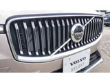 フロントカメラはデザインも重視しVOLVOのロゴマークに内蔵されています