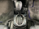 CVT車のセレクトレバーです。低速から高速まで、変速ショックのないスムーズな走りを実現するとともに、エンジン効率のよい領域を維持することで燃費にも貢献します。
