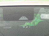 【エマージェンシーブレーキ】走行中に前方の車両等を認識し、衝突しそうな時は警報とブレーキで衝突回避と被害軽減をアシスト。より安全にドライブをお楽しみいただけます。