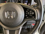 ハンドルにHondaセンシング系のクルーズコントロールやレーンキープアシストなどのスイッチが装備されています。ハンドルから手を離さず安全に操作できます。