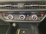 運転席と助手席にはシートヒーターが付いています☆寒い時期に腰周りを温めてくれるので体全体が温まりやすいのは勿論、暖房と違い顔に風が当たらないので、乾燥肌やドライアイの方でも大丈夫☆
