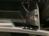 グローブBOX内のカードの取り出しもしやすい場所にETCがついています。高速道路の料金所の通過もラクラクです!。