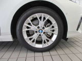 BMWのほぼすべてのモデルに『ランフラット・タイヤ』を標準装備しています。もしもパンクした場合でも、そのまま時速80kmまでで航続距離80km走行可能です。立ち往生する事無く、事故も未然に防ぎます。