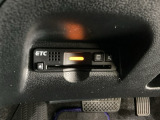 ハンドルの左下にETCがついています。高速道路の料金所の通過も楽々です。 カードの取り出しもしやすい場所についています。