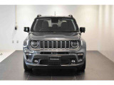 Jeep伝統の丸目のヘッドライトにセブンスロットグリルで一目でJeepだとわかりますね!