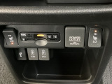 前席の左右別々のシートヒータースイッチが付いており、2段階で温度設定ができます。その間にETCや、スマートフォンなどに使える充電可能USB端子が2個、ナビ接続用のUSB端子が1個ついています。