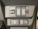 両側電動スライドドアは運転席から操作ができるよう、操作スイッチが付いています。その周辺にはHondaセンシング用のメインスイッチやヘッドライトレベライザーのスイッチがついています。