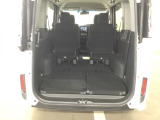 トランクの広さは、どうです、たくさんの荷物が積めますよ。楽々操作で床下へすっきりと納まる3列目シート。フラットなラゲッジスペースに沢山の荷物が積めますよ。