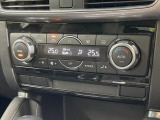 【左右独立型フルオートエアコン】運転席と助手席でそれぞれお好みの温度に設定可能。同乗者にも配慮した、快適な空調をお届け致します。