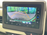 【バックカメラ】駐車時に後方がリアルタイム映像で確認できます。大型商業施設や立体駐車場での駐車時や、夜間のバック時に大活躍!運転スキルに関わらず、今や必須となった装備のひとつです!