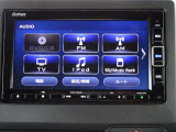 ナビはタッチパネル式で簡単操作。オーディオもCD・DVDどちらも楽しめます。お好きな音楽を聞きながらドライブをお楽しみ下さい。