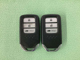 スマートキーを装備しています。鍵を差し込むことなくドアロックの開け閉めと、スタートボタン操作でのエンジンスタートができます。ボタン操作でトランクが開けられるトランクオープナーもついています。