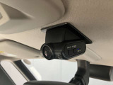 前方の映像だけでなく、車内から後方の映像もばっちり記録します