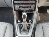 運転席より操作性の良いシフトレバーと、オートエアコンのスイッチ等の画像です。