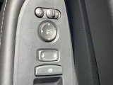 狭い駐車場で便利な電動格納ドアミラーが付いています。
