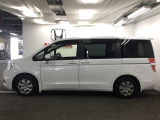 狭い駐車場でも、スライドドアならチャイルドシートへのお子さまの乗降や荷物の積載もスムーズ。とても便利な【両側電動スライドドア】ドアハンドを少し引くだけでリアドアが自動開閉します。
