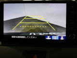 バックカメラと連携してガイドラインをナビ画面に表示し後退駐車・出入庫時のサポートをします。
