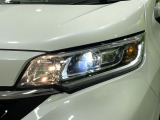 【LEDヘッドライト】悪天候や夜間走行時も良好な視界を確保し安心して運転できる高輝度LEDヘッドライトを装備!点灯速度が早く、消費電力も抑えられています。