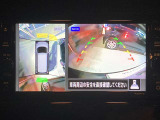 アラウンドビューモニターは4方のカメラで真上から車を見たようにモニターで確認ができます。周辺の安全確認、小さなお子様や障害物も目視で確認できるので駐車のしやすさだけでなく、事故防止にも役立ちます。