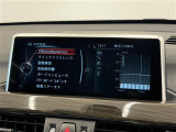 マットブラックにホワイトのLIBERALAのロゴの建物と看板が目印です。