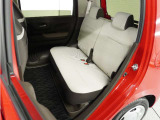 家族やご友人とBBQに行くとき、楽しさは道中の車内から始まっています!このベンチシートに座って、みんなで和気あいあい盛り上がりましょう!