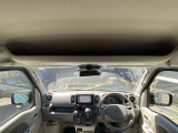 オーバーヘッドシェルフです。ルーフがハイルーフタイプなので、運転席・助手席の上にも、収納することが出来ます。